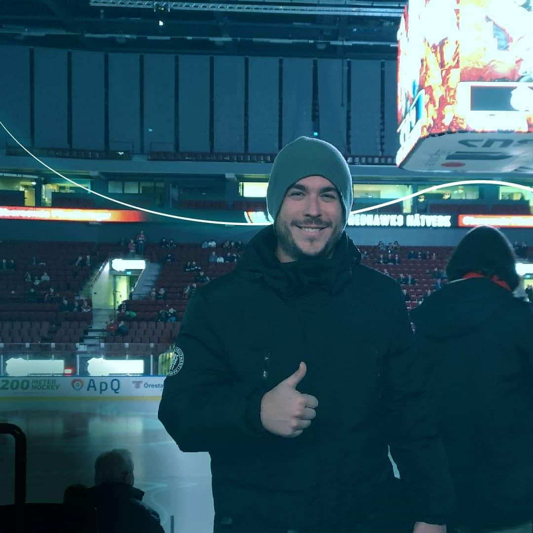 alexskamaradj's tweet photo. "I don't want a perfect life, I want a happy life"
🏒🏒🏒🏒⛸️⛸️⛸️⛸️
@Malmo_Redhawks
Great match guys!! 🔴🔴
▪️
▪️
▪️
▪️
▪️
#redhawks #malmöredhawks #malmo #sweden🇸🇪 #sweden #malmoarena #hockey #icehockeygame #goodvibes #travel #picoftheday #happy #smile #alexskamara #kamarateam https://t.co/ugkrqg2rBT