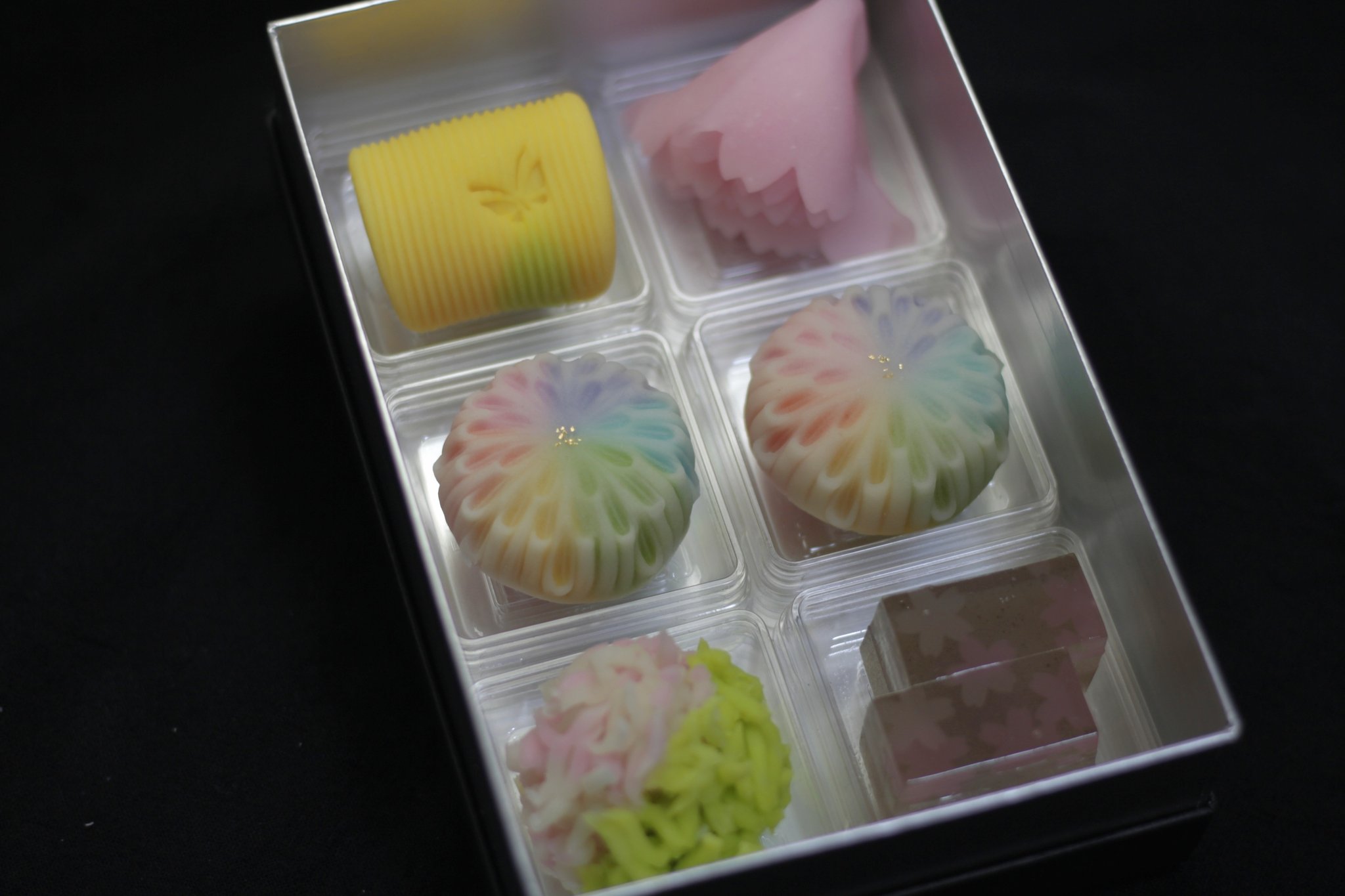 和菓子職人 三納寛之 ネット限定通販のお知らせ 宵花火と春の上生菓子の6個入りをネットにて販売致します 製造数に限りがございます 予定数に達し次第締め切ります 受け付け開始は日 金 時から 注文ページはプロフィール欄 3月26日 木 27日