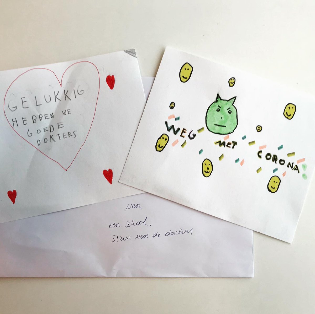 Een hart onder de riem voor onze #ostenders, de echte #helden van @azdamiaan.   Wat een mooi gebaar vanuit het hart van dankbare #schoolkinderen. *smelt*.  
#ostendersagainstcancer #azdamiaan #oostende #COVID19