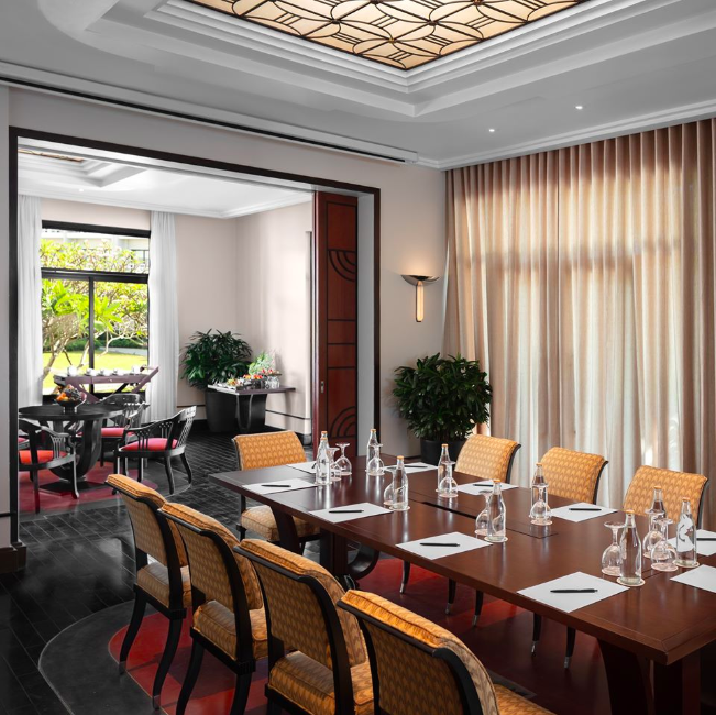 AzeraiHue's tweet photo. Need to strike a deal or have a quick conference call while you're in town? Our meeting room offers all the amenities that you'd need from tea break to projector and conference phone. https://t.co/VK4uxUx5ti