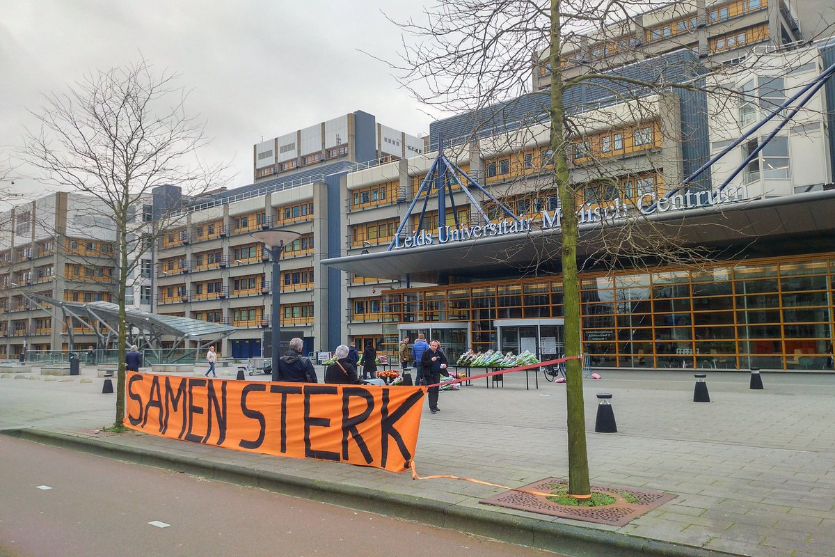 FritsRosendaal's tweet photo. Er werd geklapt voor het ziekenhuis, en bloemen gebracht. We klappen terug voor de creatieve docenten van alle scholen die online onderwijs bedenken, de restaurants die gaan thuisbezorgen, de journalisten die het uitleggen, en allen die er het beste van maken @COVID19NL https://t.co/3Kg7buaDyP