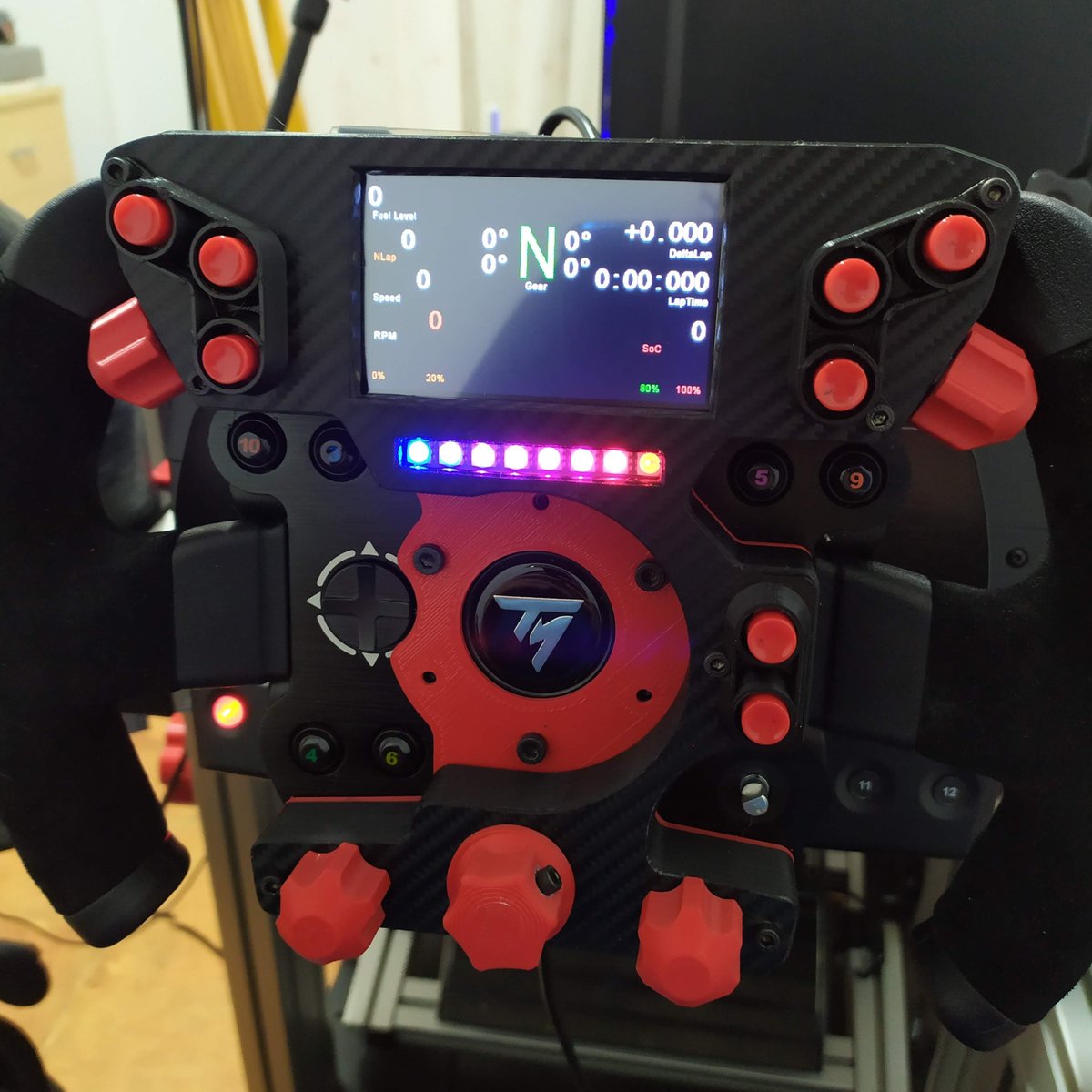 ThingsSim's tweet photo. Os comento características. 
Nombre: SRT OWM (open wheel mod)
Base: @TMThrustmaster TSPC Open Wheel.
Funciones: 47 (Originales mas 32 añadidas)
Pantalla táctil Nextion de 3,2" 
8 leds RGB con funciones varias incluidas banderas. https://t.co/e0FtZm23Xc