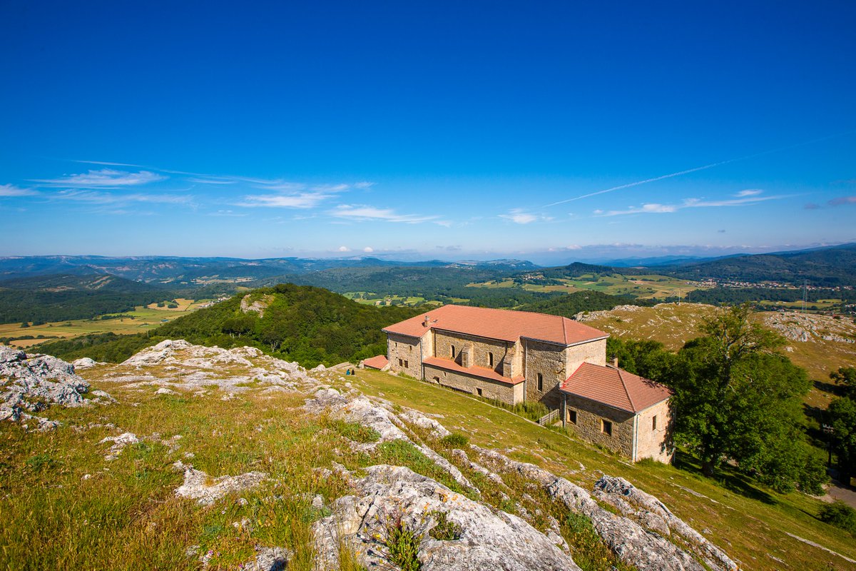 GorbeiaEuskadi's tweet photo. 💚⛰ Bisita birtuala #Gorbeia-n! Zure leku faboritoen argazkiak edo bideoak utzi #GorbeiaEuskadi etiketarekin eta esan zergaitia. Denak partekatzen eta biltzen saiatuko gara! 
⭐ Hasiko gara!
📍 Oroko Santutegia. Bakea eta lasaitasuna, Zuiako harana ikusten dugun bitartean. https://t.co/wkJXpccNbu
