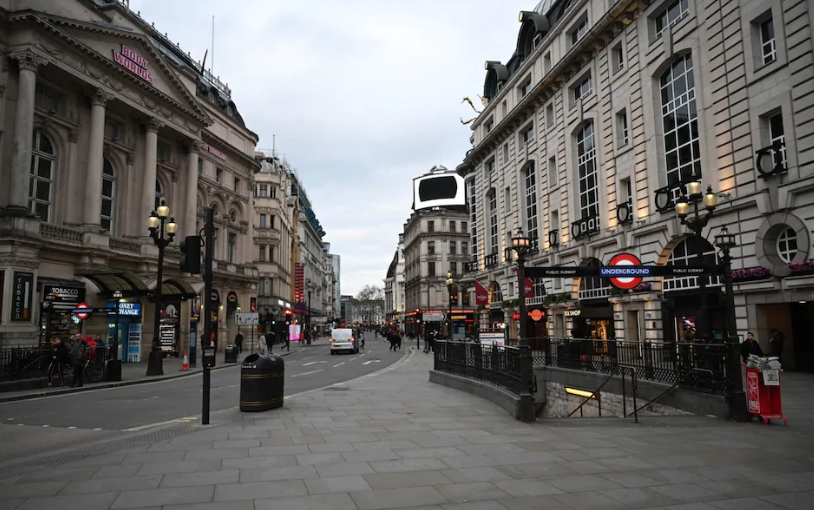 DiscoverUK1's tweet photo. #London lockdown: Government to shut the #city 'by the weekend' under Coronavirus Bill
Emergency plans will enforce the closure of restaurants, bars, pubs and cinemas and restrict the use of public transport

https://t.co/HeWiqQAFcE https://t.co/FfN6Hqzoq1