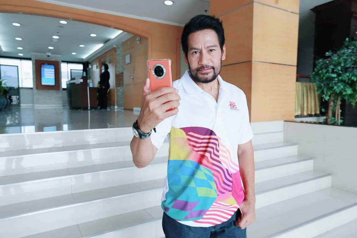 TrueMoveH's tweet photo. ขอบคุณพี่บิณฑ์ที่มาแสดงความยินดีกับเรา True 5G นะครับ
รายละเอียดเพิ่มเติม https://t.co/uuHaPFZVX2
#True5G
#True5Gเครือข่ายอัจฉริยะ
#True5Gอัจฉริยภาพสู่โลกใหม่ที่ยั่งยืน
#First5Gcitizen
#TechnologyasForceforGood https://t.co/0nuWCgr349