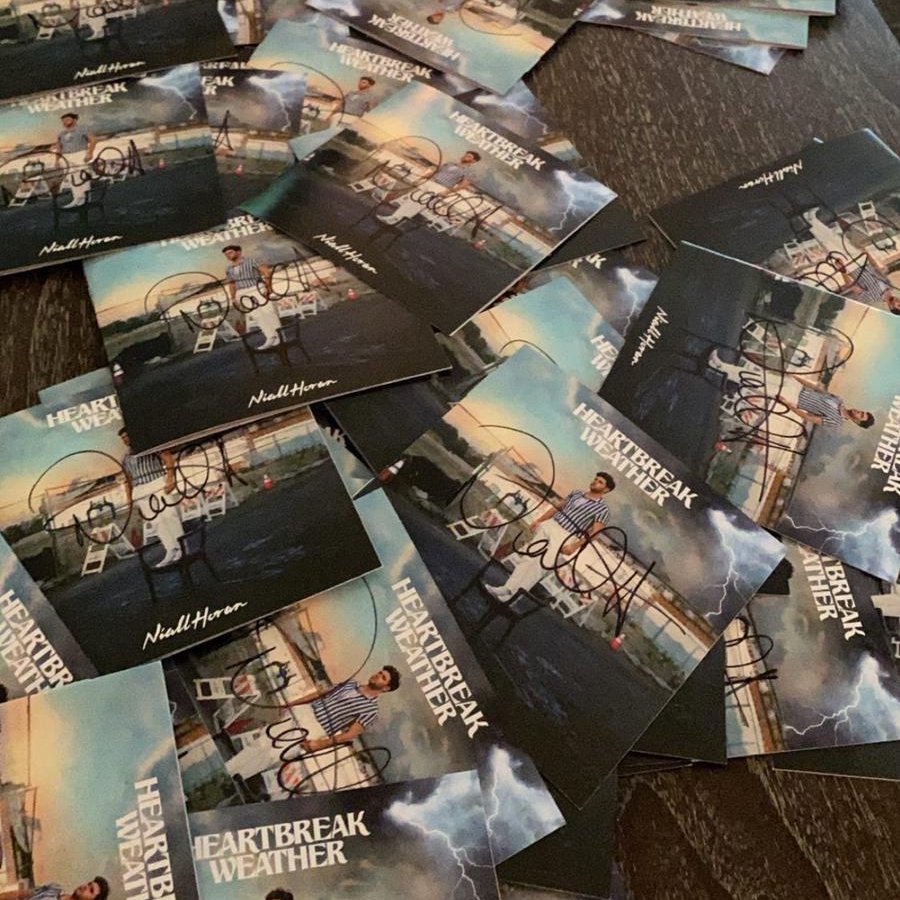 UK - last chance to get your signed copy of the album ! Very few copies left NiallHoran.lnk.to/HWCDTW #HeartbreakWeather