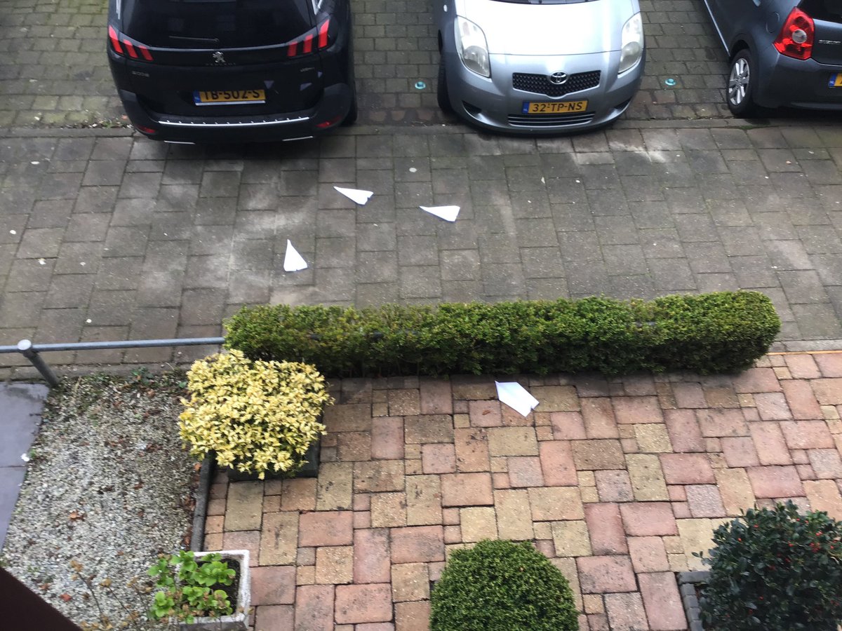 DLB_Technasium's tweet photo. Op het Technasium gaat O&O ook door op afstand. Bij de #paperplanechallenge gaan de leerlingen onderzoeken, ontwerpen en vooral experimenteren hoe je het beste papieren vliegtuigje bouwt. #technasium #onderwijsopafstand https://t.co/v9eftSq7HM