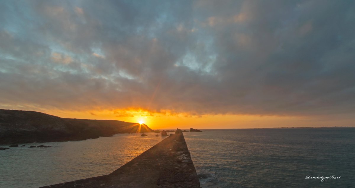 OuessantPhoto's tweet photo. Ce matin je vous offre un rayon de soleil pour égayer cette triste période. #Ouessant #îledouessant #leverdesoleil #porzarlan #Arlan #letelegramme #MagnifiqueBretagne #meriroise #ouestfrance #dominiquebaot https://t.co/NJrBKis3iI