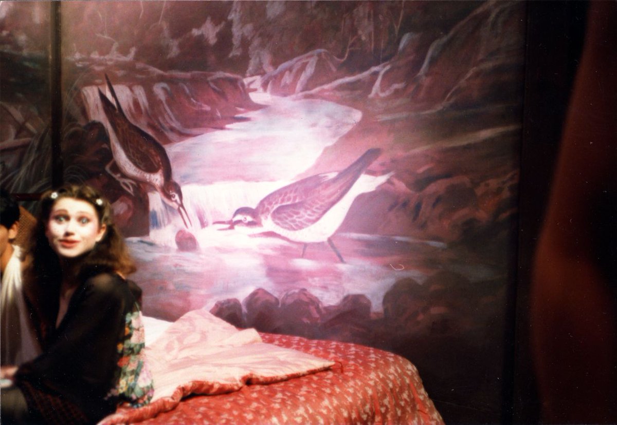 大西信之 Sur Twitter 上海異人娼館 主演のイザベル イリエ 印象的な鳥の部屋の壁一面の絵を大西が描いています