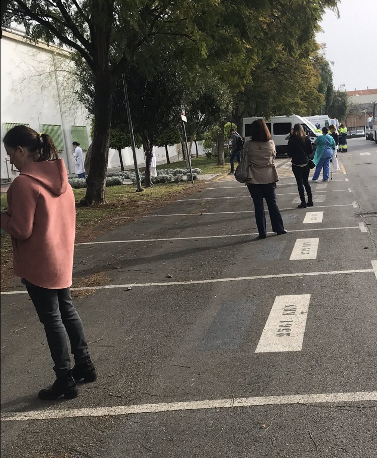 ¡¡¡Bien!!!
 Así sí, así sí se hace una cola.

#ManténLaDistanciaDeSeguridad