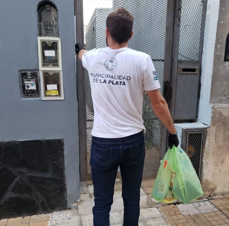 LaUneok's tweet photo. 📻🎙️#títulos La @LaPlataMLP lanzó un plan de asistencia para mayores de 60 años que se encuentren aislados. El programa "Contá Conmigo" permite a través de la línea 147 que los vecinos se comuniquen de lunes a viernes de 9 a 14 hs.
@Levantate1roFM https://t.co/PJUH1BJcfD