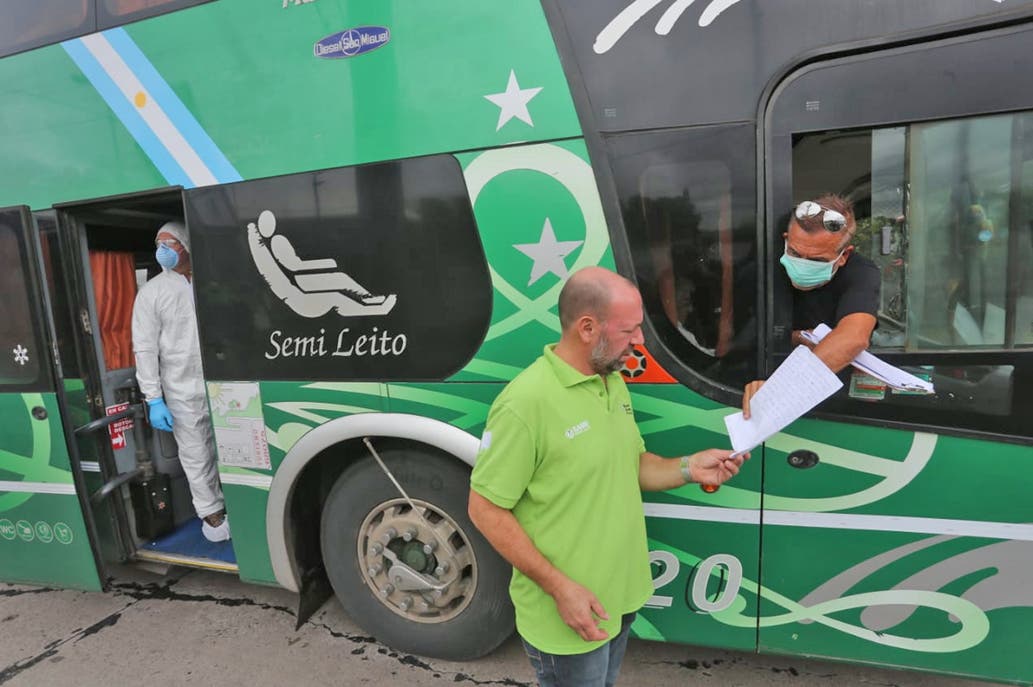 LaUneok's tweet photo. 📻🎙️#títulos Cuarentena para las 53 personas que llegaron en un micro desde Brasil. Se trata de un contingente de adultos mayores de Berisso, La Plata y Ensenada y hasta el momento ninguno presenta síntomas.
@Levantate1roFM https://t.co/jlNRxtBSRj