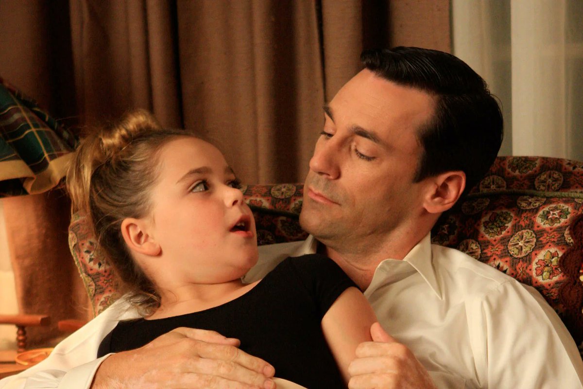 Father seduce. Sally Draper. Kiernan Shipka Jon Hamm. Соблазн отчима. Соблазнение отца.