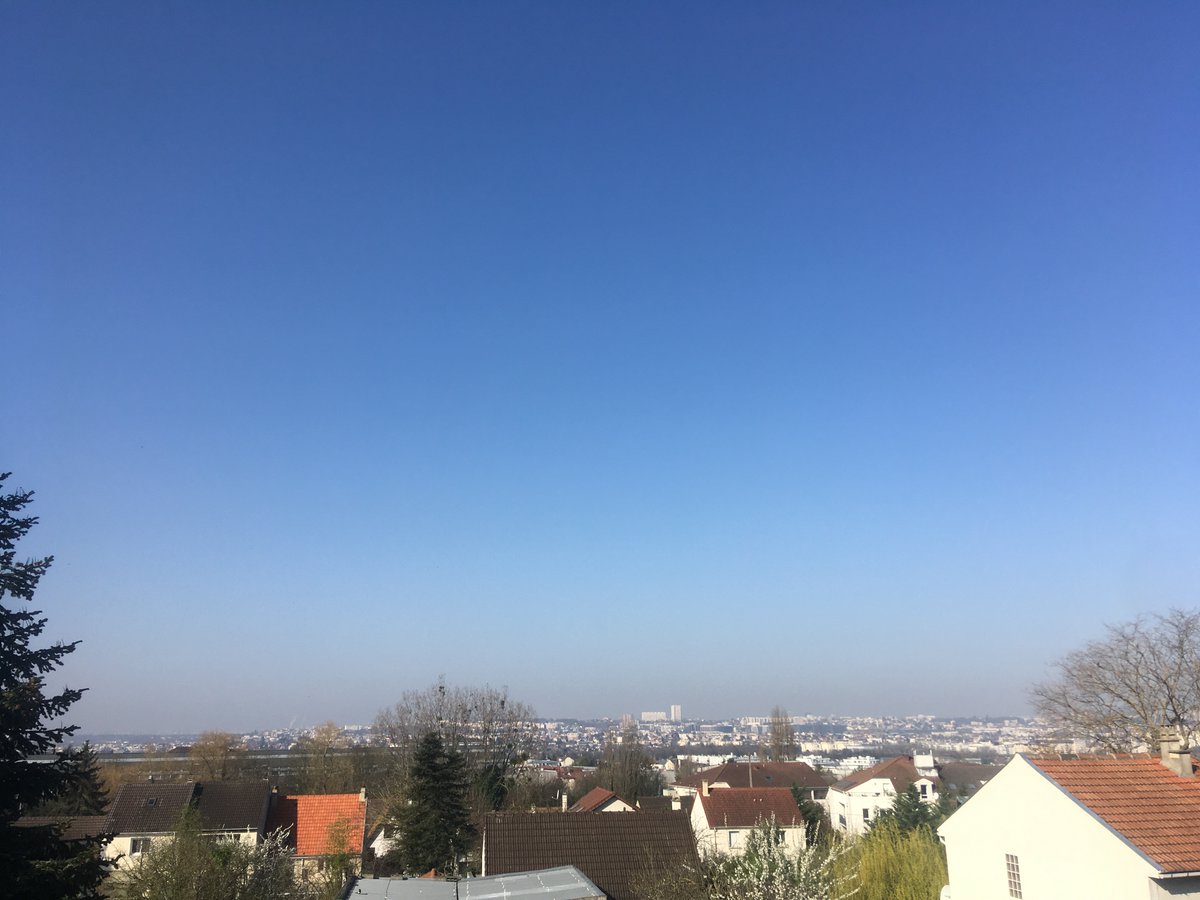 rombdn's tweet photo. @NicoPerb @amazigh_mohand @guillaumeQD @Airparif Vue sur la banlieue Est avec Paris au fond, le smog est bien visible https://t.co/KymlRw8VX7