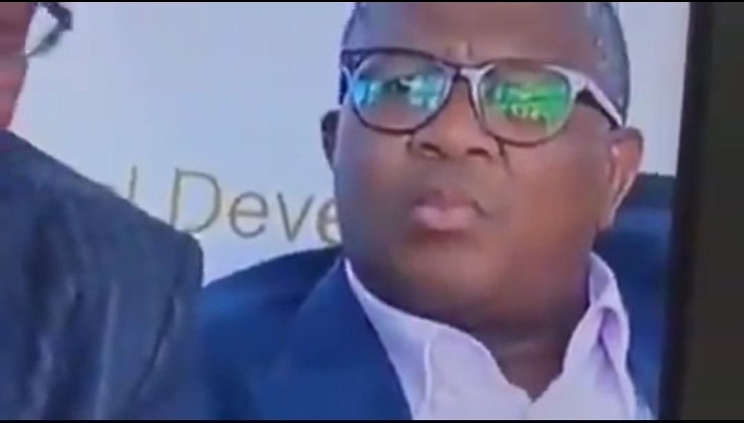 beDash2107's tweet photo. @QueenofChisKop @gmurapa So my leader you are not leading buy example you were supposed to run to try and stop the spread or yini, #sofasonke comrade ๐๐๐ https://t.co/fPJtrXa4gO