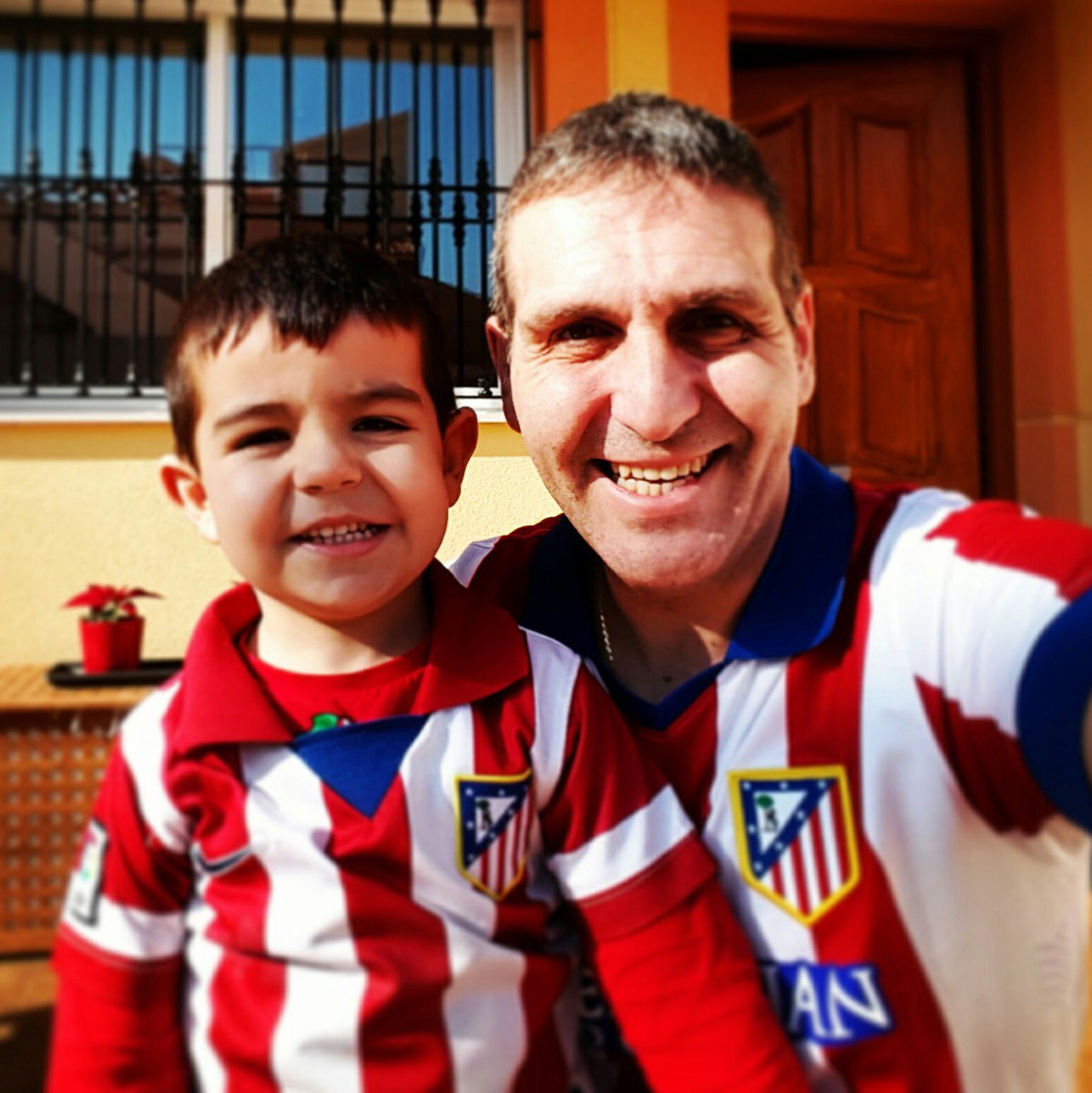 @EscudoAtleti #DePadresAHijos #ConMiPapaDeLaMano #QueVuelvaNuestroEscudo