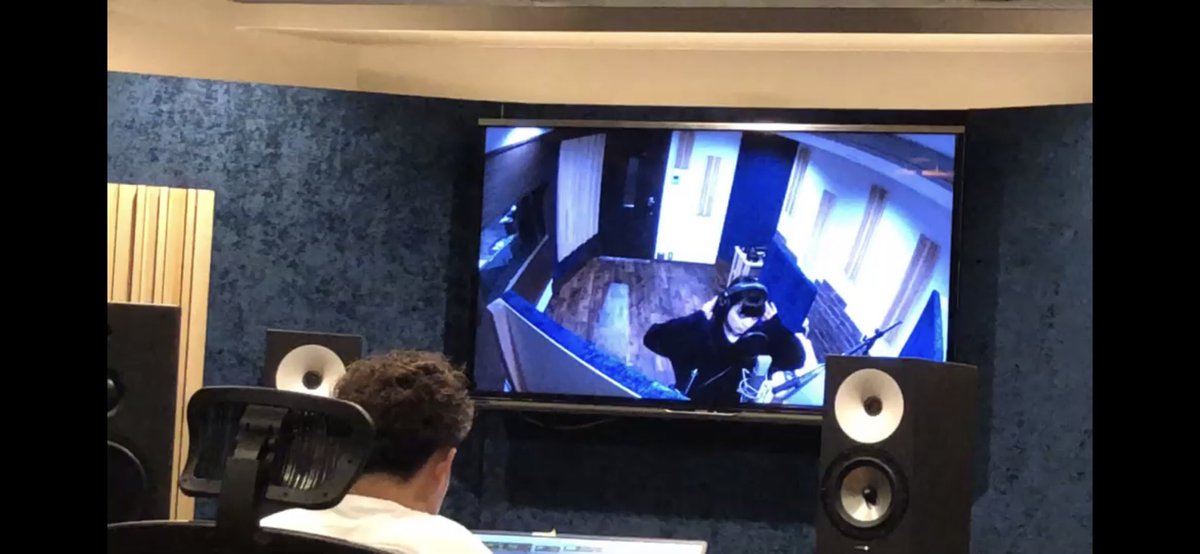 sanka_373's tweet image. ２日間ご一緒させて戴きました‼︎

コーラスという大役💦
プロフェッショナルの世界…
行き交う専門用語、呼吸、主張と引出し…
音の楽しみ方を知っている方達と同じ空間にちゃっかりとお邪魔しました。
思い出すだけで脳みそがビリビリします。
ありがとうございました‼︎
#VersionStudio