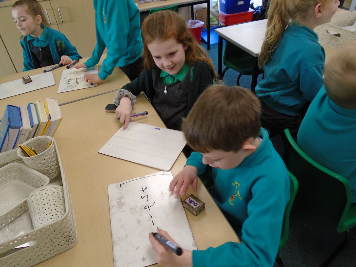 ClaveringTS27's tweet photo. #2SW
Having fun practising our spellings by playing hangman with our friends. https://t.co/b0qtgrLXA9
