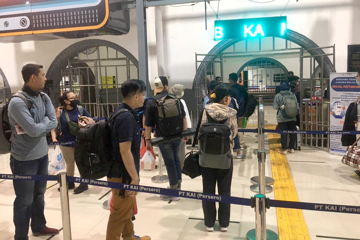 keretaapikita's tweet photo. Daop 1 Jakarta Terapkan Sosial Distancing di Berbagai Area Stasiun
https://t.co/IpeLiLOBId

KAI telah menerapkan kebijakan pengaturan jarak melalui pemasangan garis pembatas di berbagai area pelayanan stasiun. https://t.co/C5Sp7L5jEO