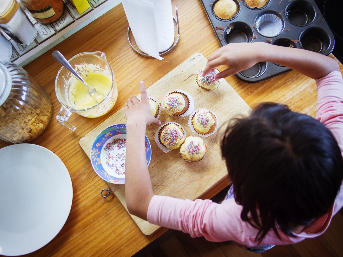Looking for something to do with the kids at home today? Why not make these super simple cupcakes this morning and then let them spend the afternoon decorating them? goodtoknow.co.uk/recipes/basic-…