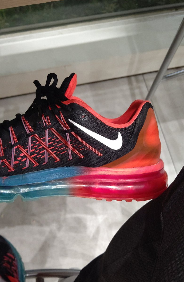 サーバル様 影di 様の人 因みに15モデルはナイキのマーク反転させて 人気が低迷してたからナイキのマークを反転させて覆す っていう反骨心が込められてるらしいからなんか好き 外にも逆向きはあるけど