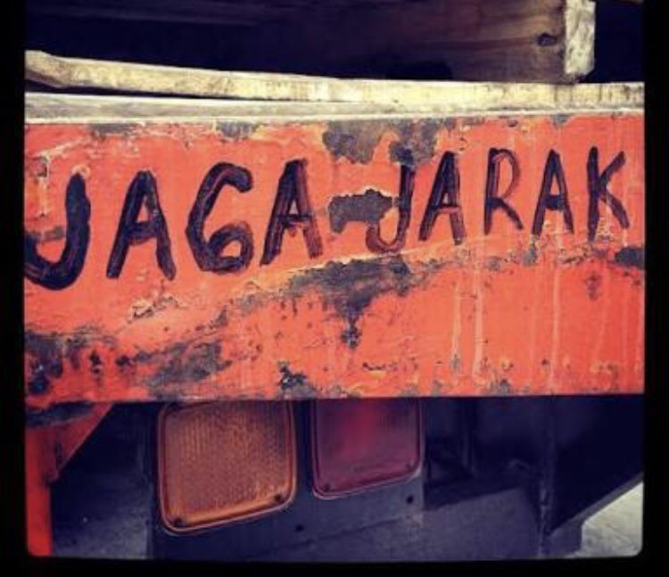 Hentikan “Social Distancing”.. gunakan “Jaga Jarak”!!!! Ini ud disosialisasikan para sopir truk sejak lama!!!! Hargai juga perjuangan sopir2 truk!!! Indonesia bukan cuma Jakarta dan milenial yg Inggrisnya cas cis cus. Di desa2 masih banyak bahkan yg buta huruf!!!!!!