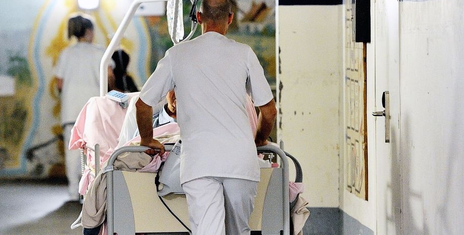 le_Parisien's tweet photo. #coronavirus L'inversion de la courbe épidémique en France n'est pas prévue avant mi-mai. La prolongation du confinement sera très vraisemblablement nécessaire https://t.co/K9p6Mvf6Fb https://t.co/MvqT5niJ0p