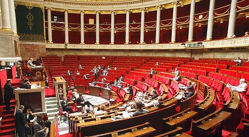 _happ_ines's tweet photo. Pour @BFMTV l'Assemblée Nationale est anormalement vide aujourd'hui au vu des circonstances actuelles, ce qu'on peut comprendre évidemment. "Un véritable chaudron" d'habitude pour les journalistes. J'pose ça là.

#ConfinementJour3 #JeResteChezMoi #COVID19 https://t.co/B8QQH9p5ZV
