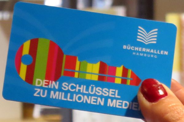 Die @Buecherhallen bieten allen Hamburgern für die Schließungsdauer der Bücherhallen online eine kostenlose Kundenkarte zur Nutzung aller digitalen Angebote der eBuecherhalle. 👍📚🙏 Mehr Infos hier: buecherhallen.de/blog-artikel/o… #culturedoesntstop #CoronaHH