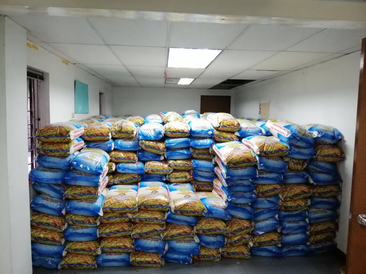 angkas's tweet photo. ONGOING: Rice distribution for Angkas bikers (hindi kasi sila makakabiyahe at walang pagkakakitaan for now) 

We're doing the best we can, pero alam namin this won't be enough. 23,000 families sila. We hope you can help, mga panget! https://t.co/9kIOlLAYjY