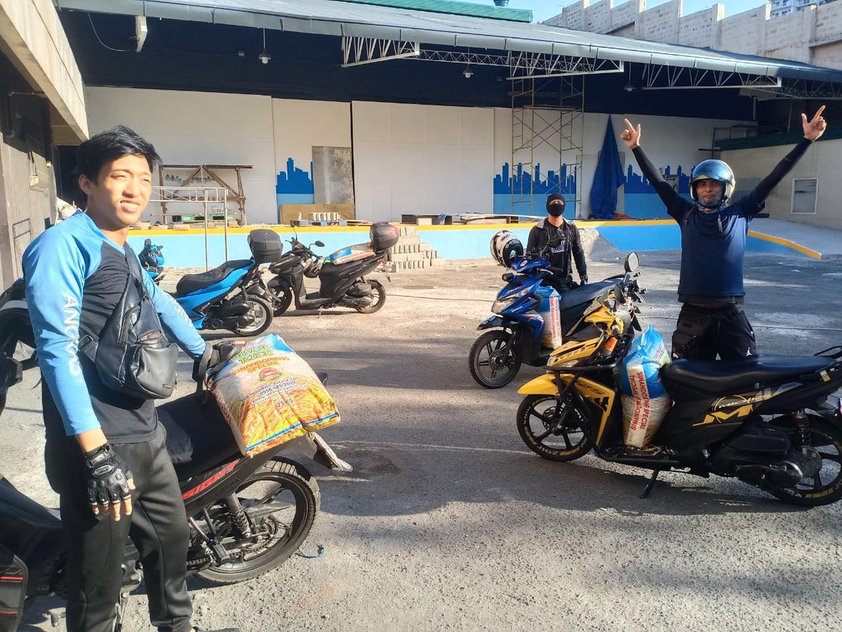angkas's tweet photo. ONGOING: Rice distribution for Angkas bikers (hindi kasi sila makakabiyahe at walang pagkakakitaan for now) 

We're doing the best we can, pero alam namin this won't be enough. 23,000 families sila. We hope you can help, mga panget! https://t.co/9kIOlLAYjY