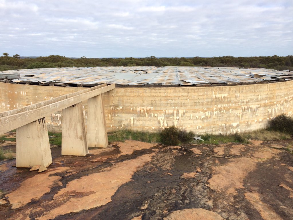 Anyone with ideas on how to fix this leak? Leaking about 5L/min. And no I’m not getting inside.