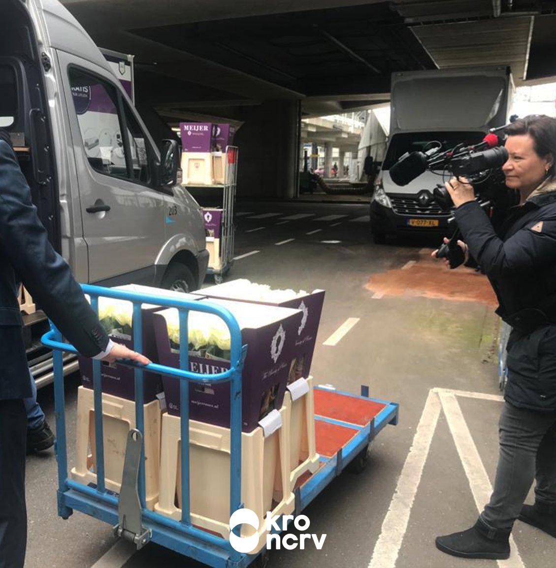 krokruispunt's tweet image. Daar zijn ze!🌹De eerste rozen voor de zorg arriveren in Rotterdam @Franciscuszorg en @UMCUtrecht  

Laten we samen omkijken naar de helden van de #zorg, omdat zij omkijken naar Nederland! @kroncrv

#covid2019 #Coronavirusnl