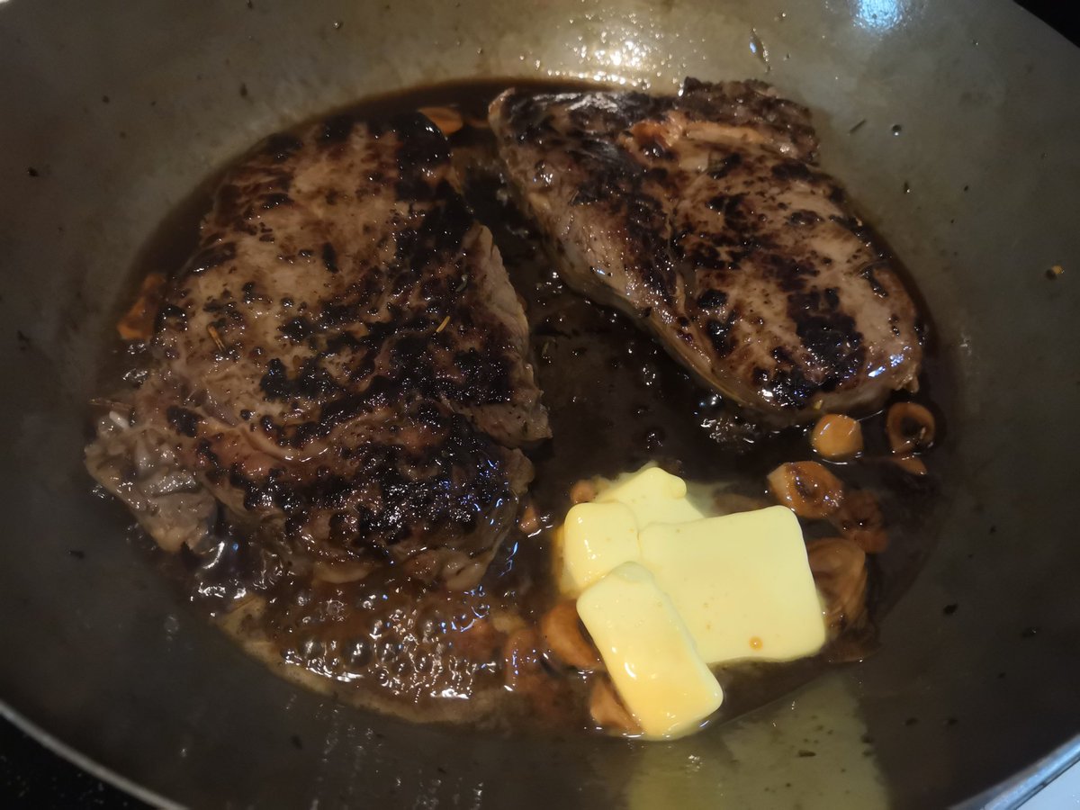50kg主夫社長田中 自炊料理本出版 仕上げにバターとシークワーサー果汁 お肉はアルミホイルでしばし休憩