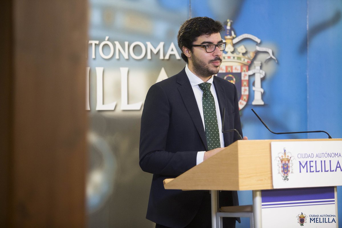 RTVEMelilla's tweet photo. 🔴 ÚLTIMA HORA: la cifra de contagiados por coronavirus se eleva a 23. De estas personas, 4 están hospitalizadas y una en revisión médica. Son datos que acaba de dar el consejero de Salud Pública, @Moha3M, en rueda de prensa. 

Foto: CAM. https://t.co/y14tIhR9lE