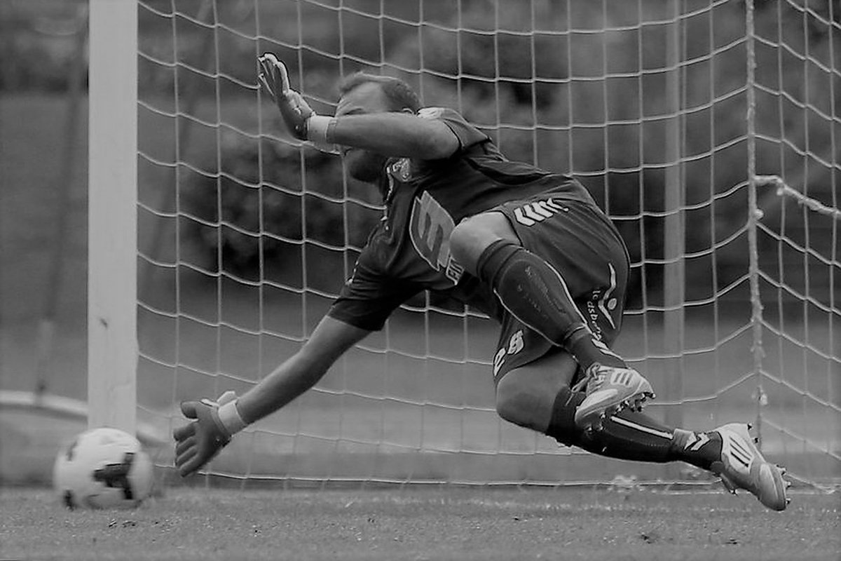 Hungarian Sándor Matus saving a penalty for <a href="/Thor_fotbolti/">Þór fótbolti</a> in season 2014. He also played for <a href="/KAakureyri/">KA</a> and <a href="/dalvik_reynir/">Dalvík/Reynir</a> during his time in #Iceland #Goalkeeper #Goalkeepers #Football #Soccer #History 📷mbl.is/Þ​órir Tryggva­son