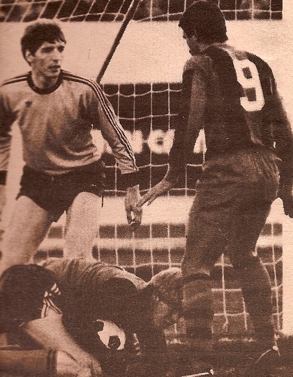 19 year old Bjarni Sigurðsson in action for @ia_akranes watched over by <a href="/FCBarcelona/">FC Barcelona</a> Austrian striker Hans Krankl. #Iceland #Goalkeeper #Goalkeepers #Football #Soccer #History 📷unknown