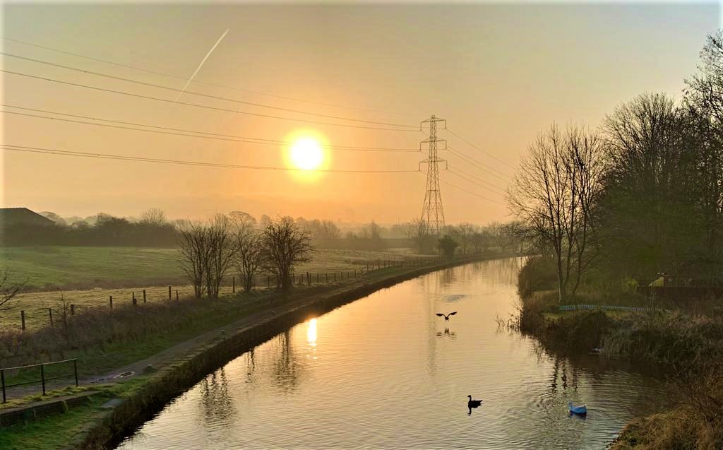 Whilst our canals &amp; rivers remain open to enjoy following <a href="/GOVUK/">GOV.UK</a> advice, we appreciate some of you may not be able to visit our waterways. So, how about we bring our waterways to you canalrivertrust.org.uk/news-and-views… 
📸 Photo credit to one of our customer operatives on the #RochdaleCanal