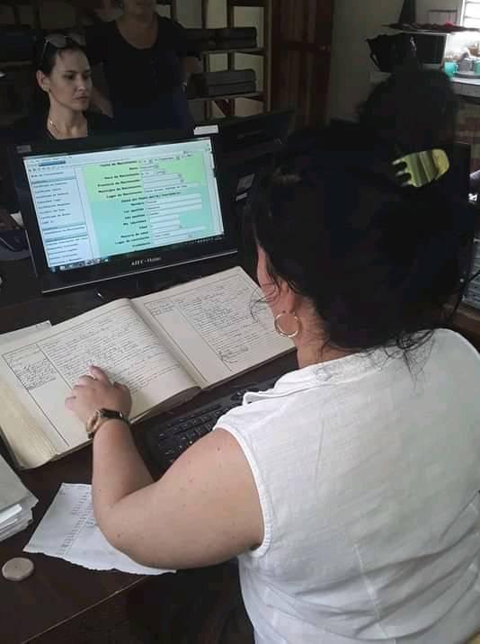 DPJHolguin's tweet photo. A pesar del contexto actual por el #COVID19, el colectivo de la dirección municipal de justicia en #Báguanos, #Holguín de no se amilana y logró insertar otro tomo registral al Sistema de Inserción del Registro del Estado Civil #Sirec de #Cuba #Felicidades #VamosPorMas 💪🇨🇺📚 https://t.co/7T0JeHJUDk