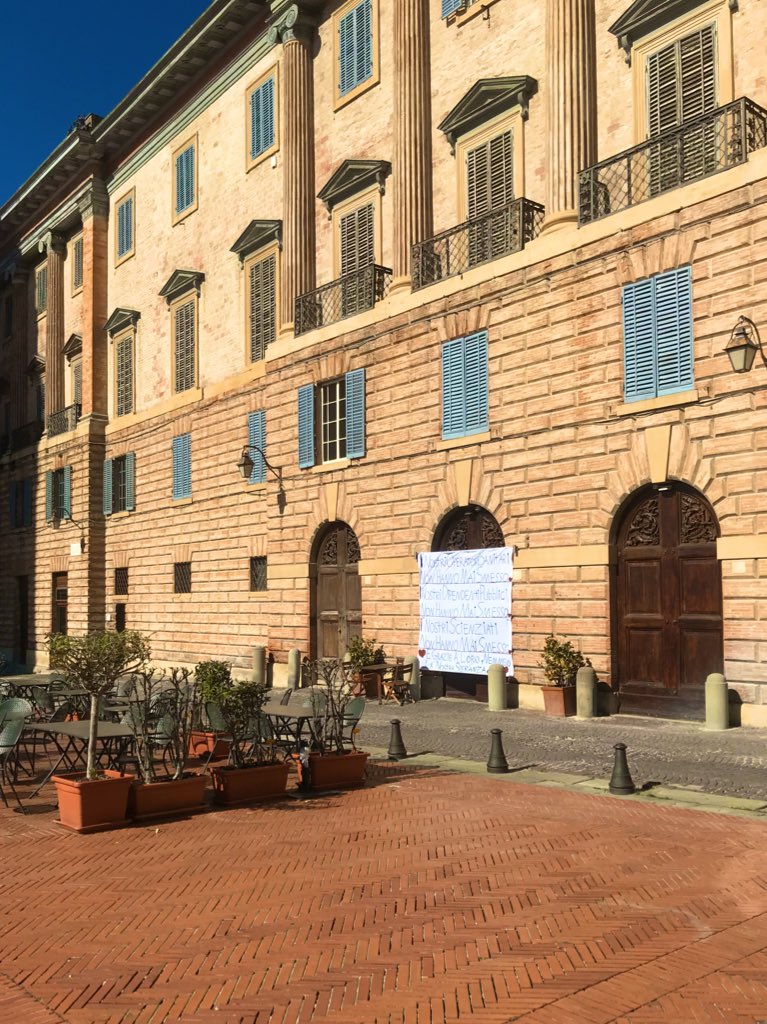 MandyAntoniacci's tweet photo. A sign made by my quarantined family in Italy &amp; hung outside their door. Translating their gratitude &amp; hope for them, &amp; for the world...

Our healthcare workers never quit. 
Our public servants never quit. 
Our scientists never quit. 
And thanks to them, neither will our hope. ❤️ https://t.co/p7nB6uOQ2A
