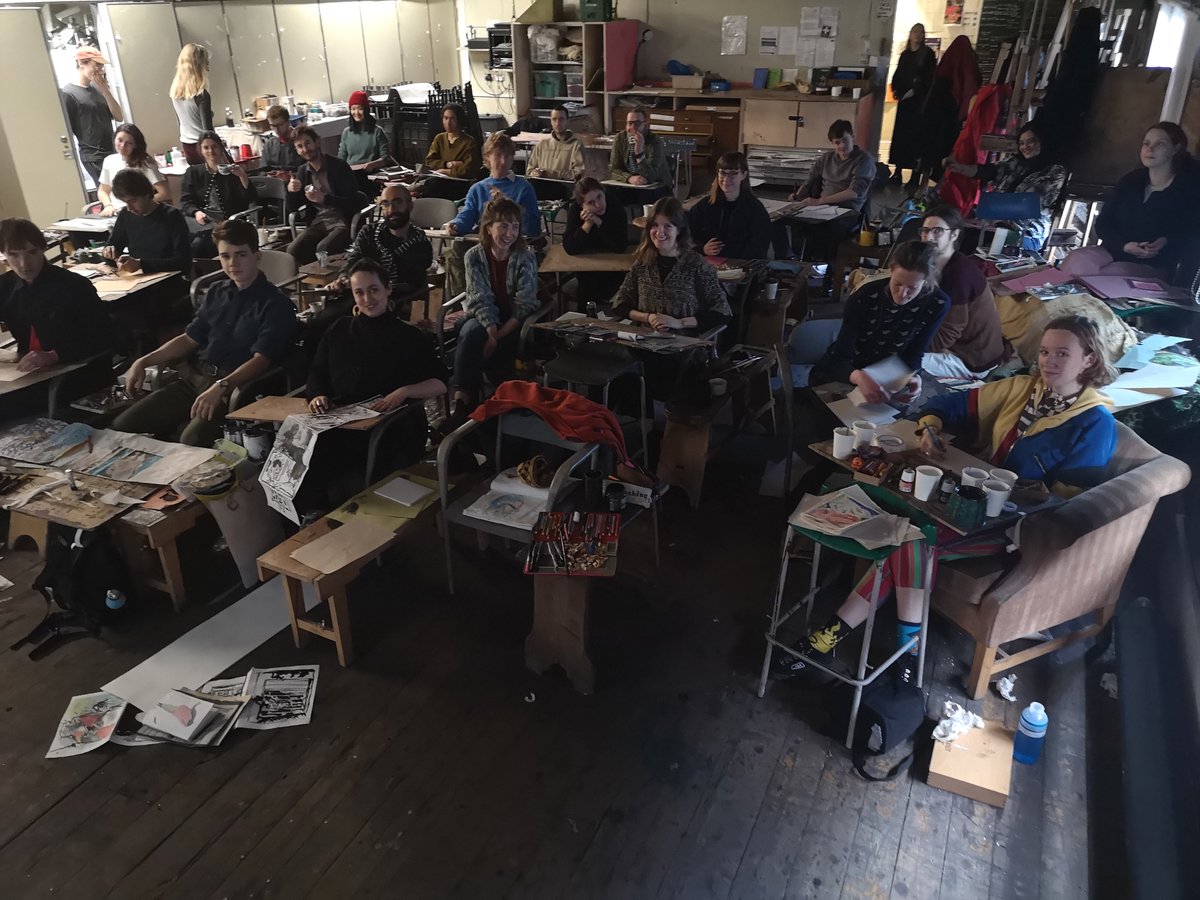 RoyalDrawing's tweet photo. It feels like a long time ago, but last week The #DrawingYear were doing their Drawing from Film course with Mark Cazalet.
If you are currently staying at home, drawing from film is a great activity. Pause the film when you see an image you like, draw for 3 mins, and repeat! https://t.co/Y0qaYLDWbP