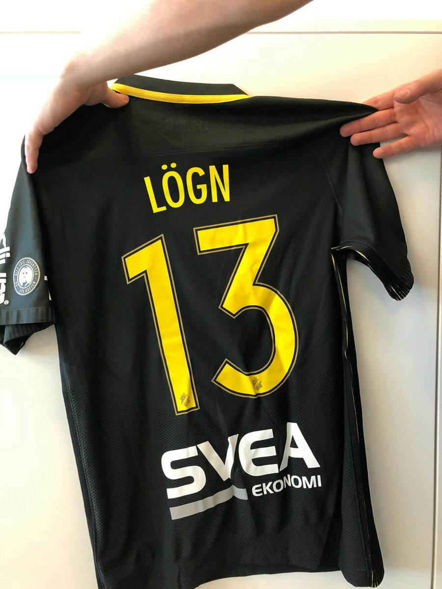 JTobiasP's tweet photo. Ett av mina favoritpranks genom tiderna. Fintade upp @langen13 på läktaren med att hennes matchtröja blivit feltryckt, efter att hon skrivit på för @AIKFotbollDam 
Paniken hos henne - priceless! 😈

#intebaraexistera https://t.co/Hs7pNIIrek