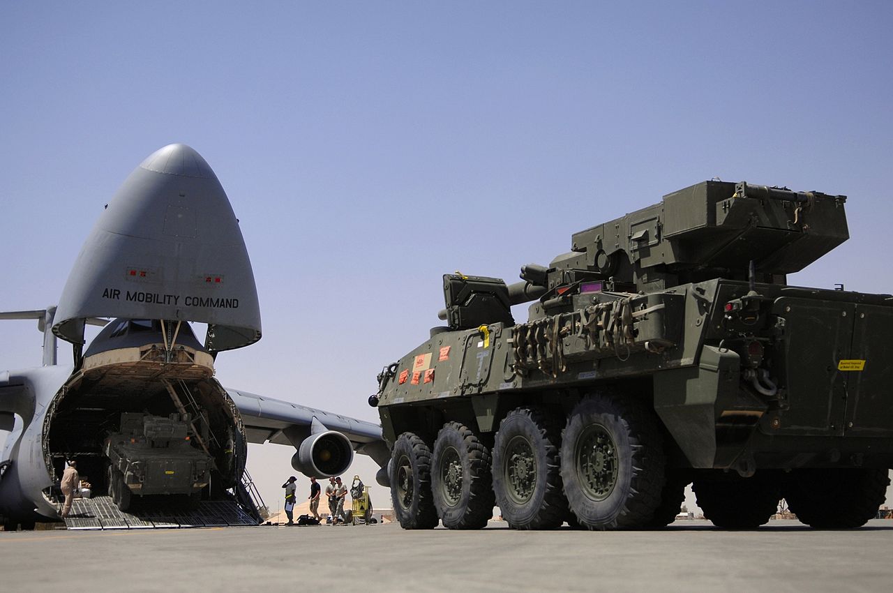 Imgurの人 とほほ電池 てかc X開発決まった00年ごろって 米軍がc 130で空輸できるストライカー旅団戦闘団作るんだって C 130のペイロード足りない 空輸のために軽い装甲車作らないと って時代でc 130のペイロード不足が叫ばれていた