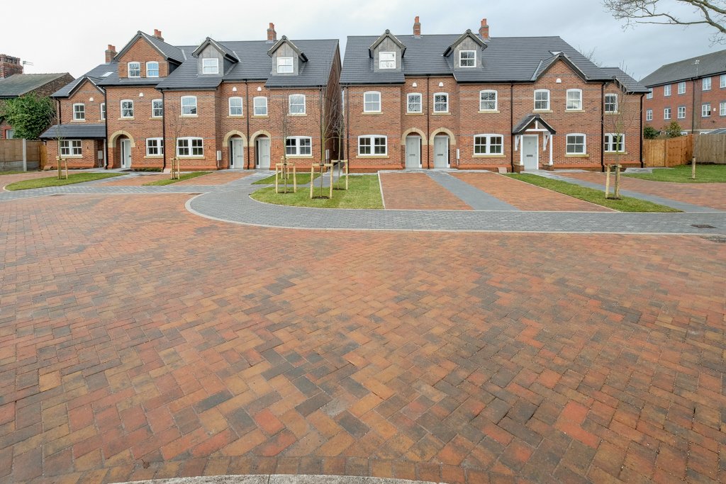 FPGProperty's tweet image. We've completed the sale of our last home at Cedarfield Road in Lymm. The buyer has moved in &amp;amp; we hope they'll be very happy there. To find out more about our residential business visit: soo.nr/0frB #homebuilder #newhomes