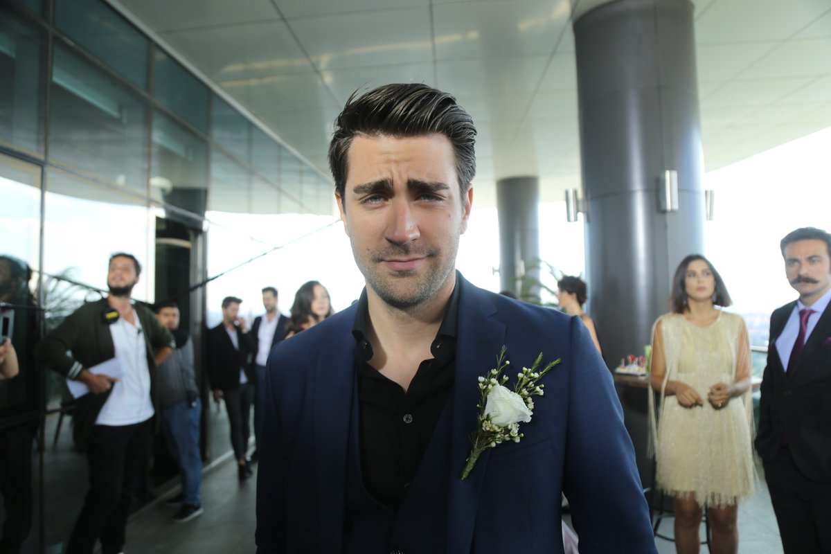 CaglarErtugrul's tweet photo. Bu akşam son kez #AfiliAşk ! 38 bölümdür bizi ekranda yalnız bırakmayan, güzel destek mesajları atan, setimize ziyarete gelen, hediyeler getiren herkese teşekkürler! Küresel zor günlerin yaşandığı bu zamanda dilerim bir kez daha yüzünüzde gülümsemeye sebep oluruz. https://t.co/rFlqsYWZkp