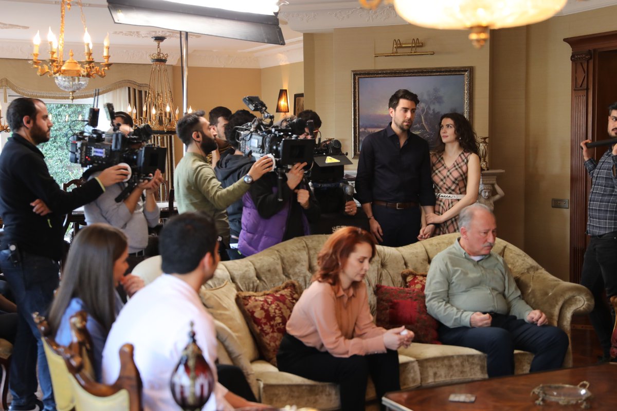 CaglarErtugrul's tweet photo. Bu akşam son kez #AfiliAşk ! 38 bölümdür bizi ekranda yalnız bırakmayan, güzel destek mesajları atan, setimize ziyarete gelen, hediyeler getiren herkese teşekkürler! Küresel zor günlerin yaşandığı bu zamanda dilerim bir kez daha yüzünüzde gülümsemeye sebep oluruz. https://t.co/rFlqsYWZkp