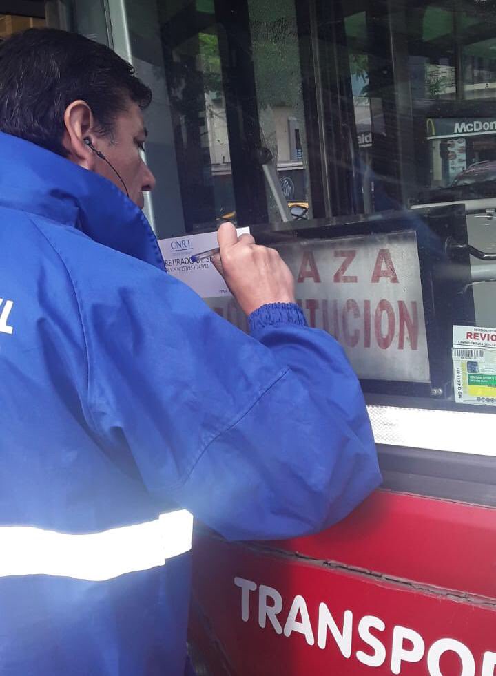 BUBA_2012's tweet image. A los genios de la medida pasajeros sentados!!!! CORTAN DE SERVICIO por dos pasajeros parados!!! NO BOLUDOS DE LA #CNRT hace bajar a los dos pasajeros y que el colectivo siga trabajando para transportar gente ... son y serán inútiles!!!