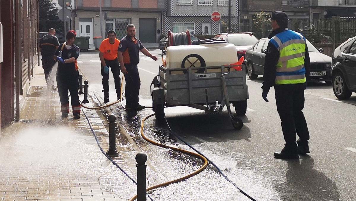 CUNTIS.- <a href="/PCCuntis/">Emerxencias e Protección Civil Cuntis</a> desinfecta as rúas de Cuntis polo #coronavirus aproveitando o día festivo pontevedraviva.com/xeral/62388/pr…