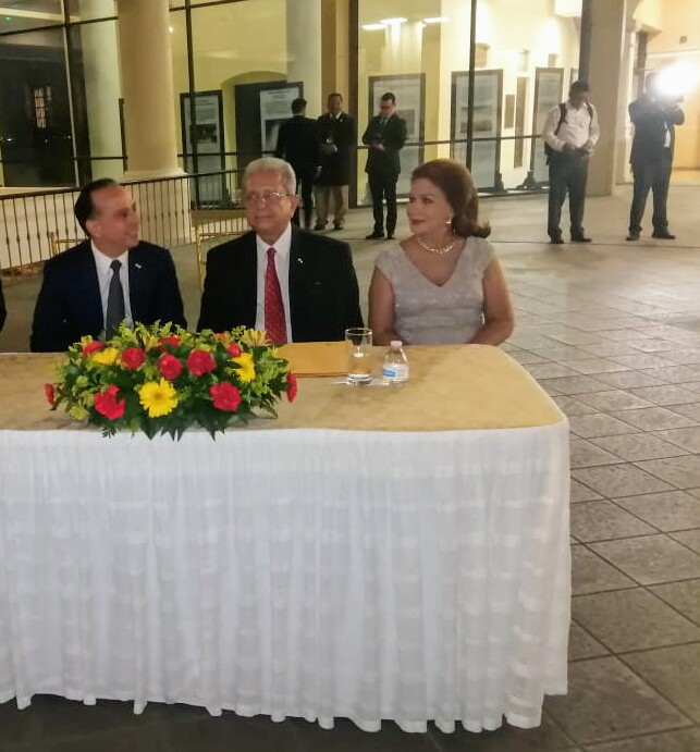 Nuestro querido amigo, copartifario y Embajador en #México, <a href="/Alfredooranges/">Alfredo Oranges</a> informó que se encuentra muy bien y que hasta ahora no hay reportes de panameños enfermos en dicho país. Nos alegra xq son muchos. 
<a href="/aferrerl/">Alejandro Ferrer</a> <a href="/EloyAlfaroB/">Eloy Alfaro Boyd</a> <a href="/montipanama/">Raul Montenegro Diviazo</a> <a href="/RubenMurgas/">Rubén Murgas</a>