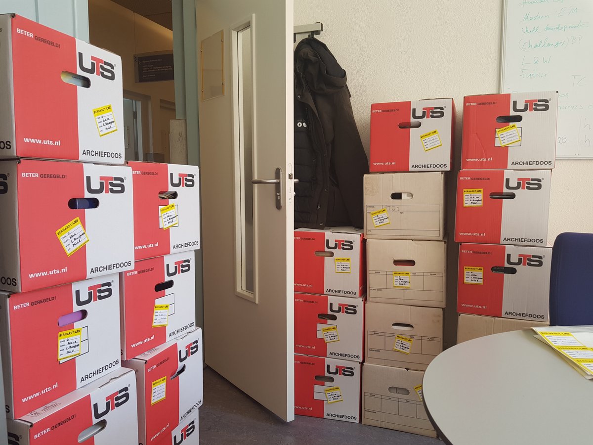 Mijn meest bizarre coronamoment tot nog toe. Ik kreeg per email het verzoek om naar mijn werk te komen om mijn spullen in dozen te doen zodat ze van het ene leeg kantoor naar een ander leeg kantoor kunnen worden gebracht.